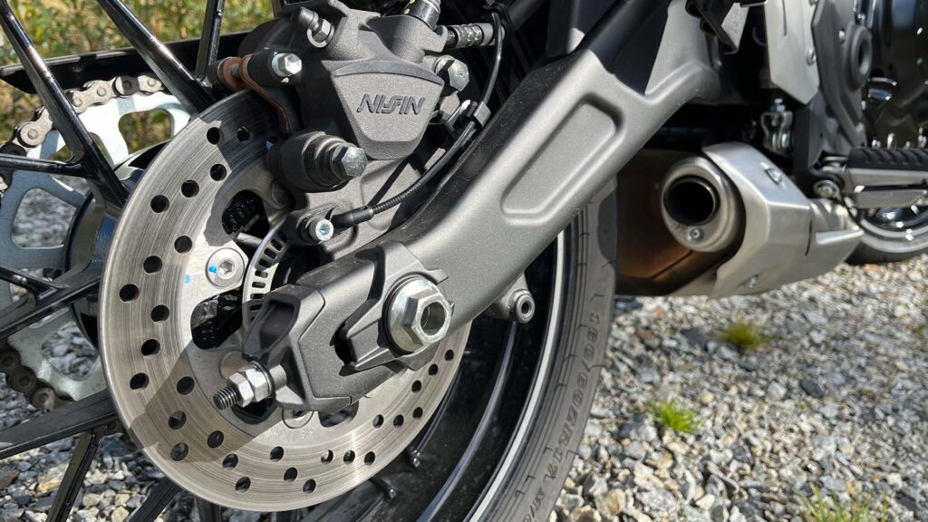 Detaljer-og-nærbildet-av-hjulet-på-motorsykklen