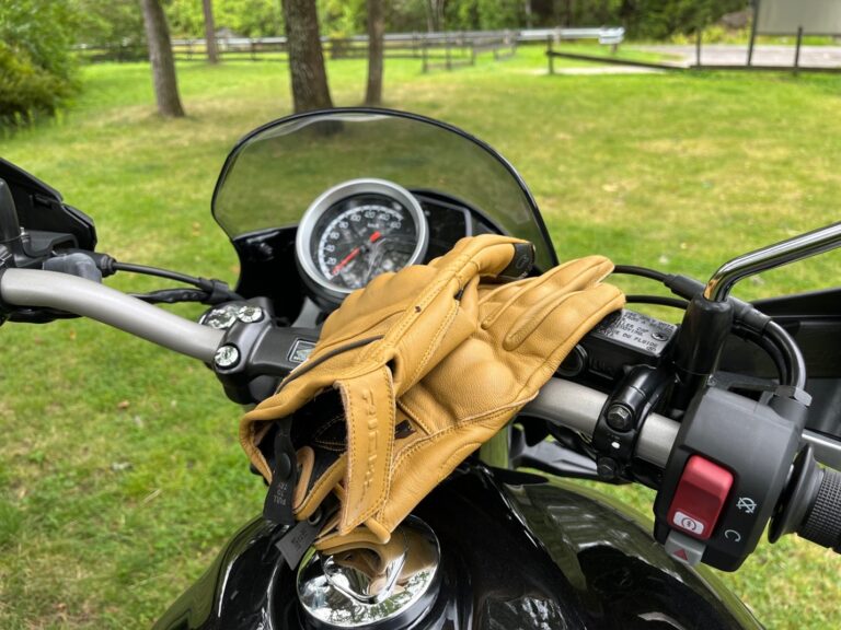Hansker på styret til Honda GB350S