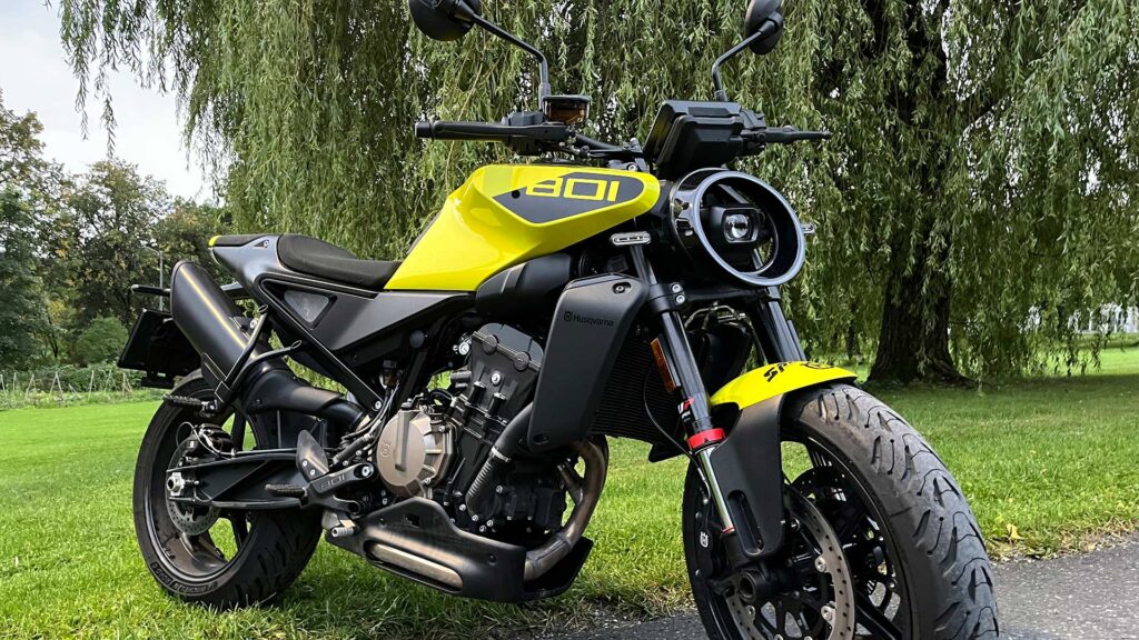 Husqvarna-801-Vitpilen-i-naturen