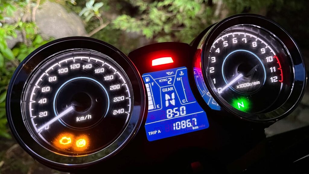 Instrument-på-Kawasaki-Z650RS