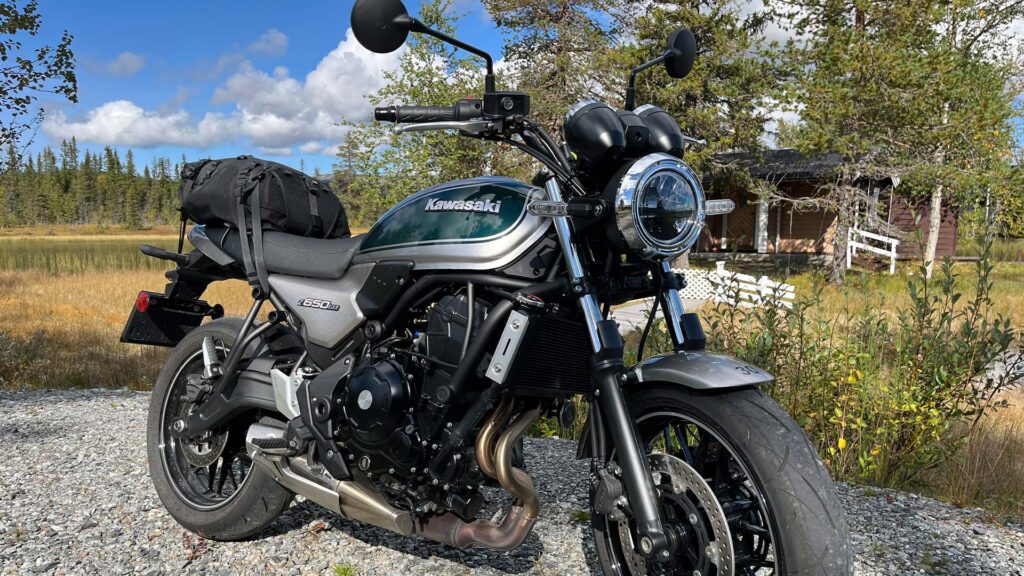 Kawasaki-Z650RS-i-naturen