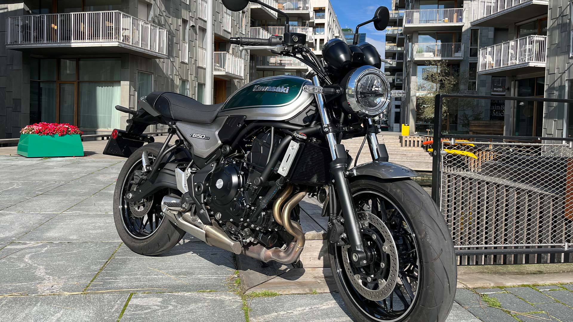 Kawasaki-Z650RS-motorsykkel-i-byen