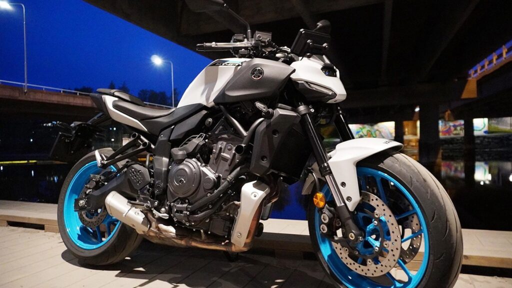 Yamaha-MT-07-i-kveldssteming
