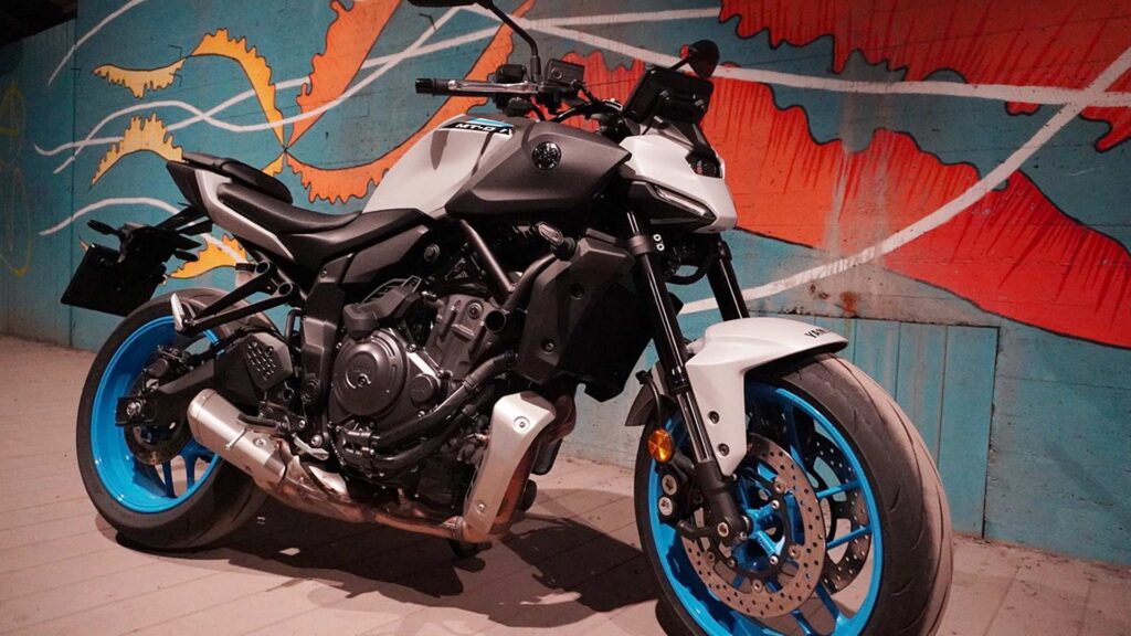 Yamaha-motorsykkel-i-bymiljø