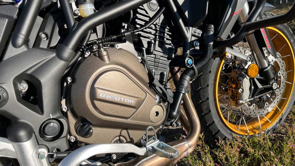 Detalj-av-QJMotor-SRT-700SX
