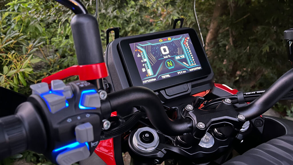 Detalj-av-instrumentpanelet-QJMotor-SRT-700SX