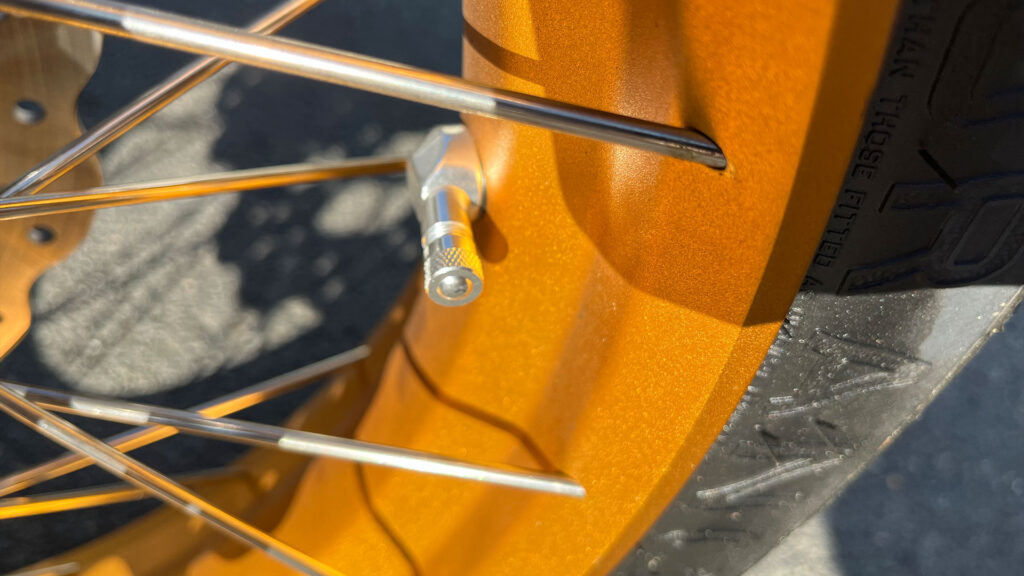 Detalj-av-ventil-QJMotor-SRT-700SX