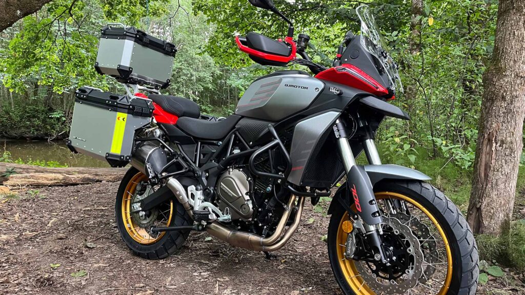 Motorsykkelen på skogssti