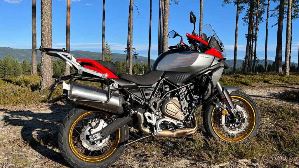 Kinesiske QJMotor-SRT-700SX-i-skogen