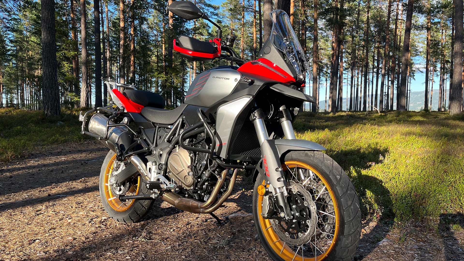 QJMotor-SRT-700SX-imponerer-i-solen