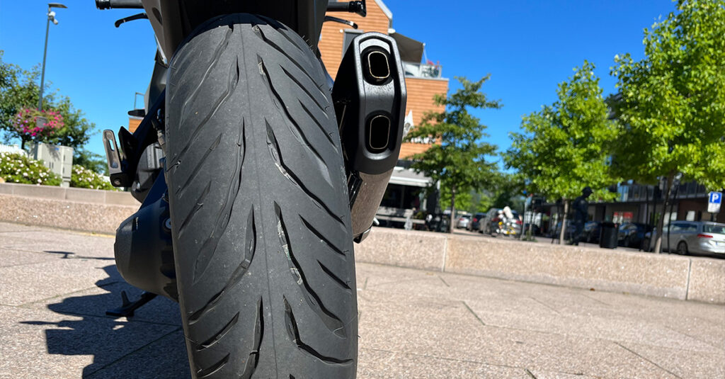 Dekk-og-eksosrør-på-BMW-motorsykkel