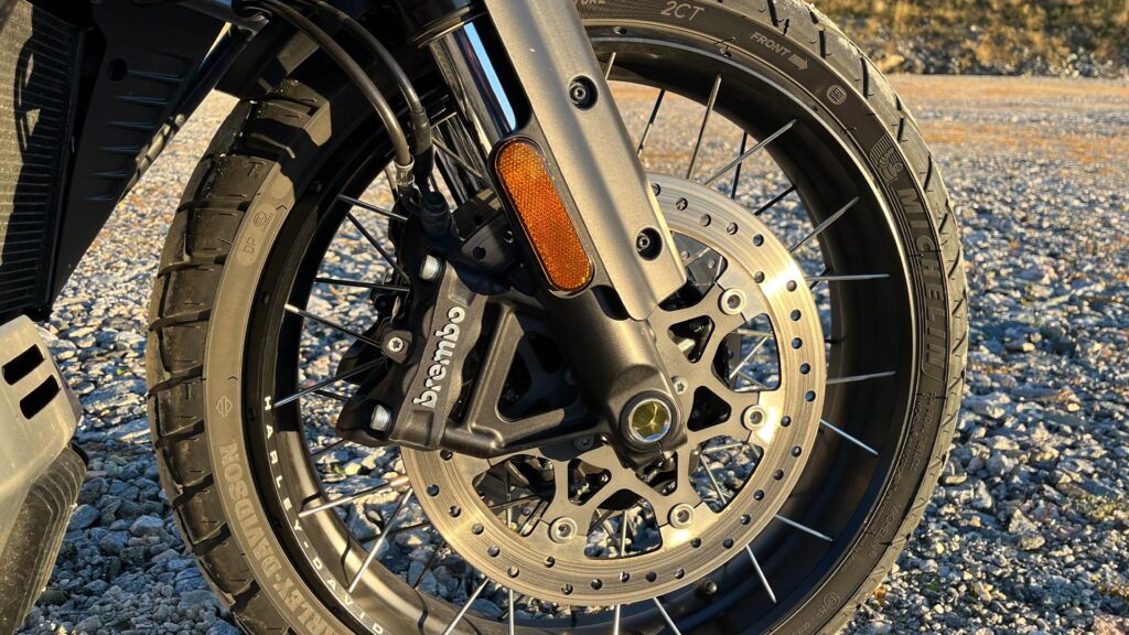 Detaljer-forhjulet-til-H-D-Pan-America-Special-