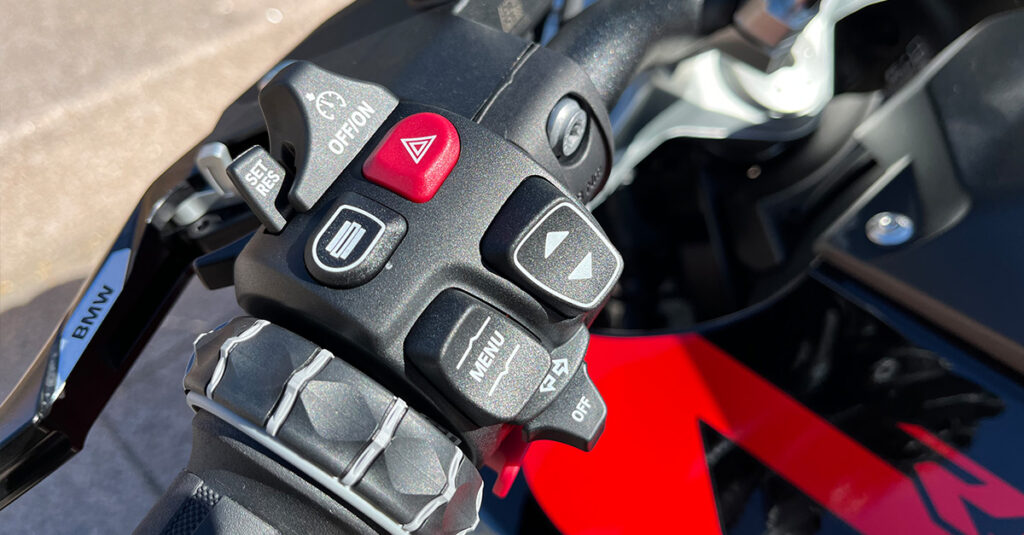 Detaljer-på-styret-av-BMW-R-1300