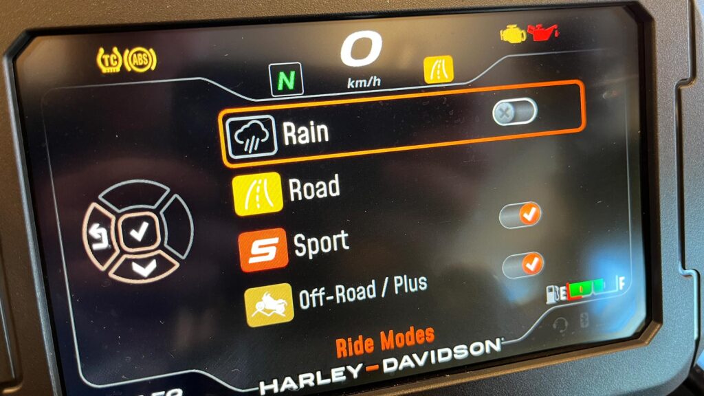 Display-til-motorsykkelen-viser-Rain