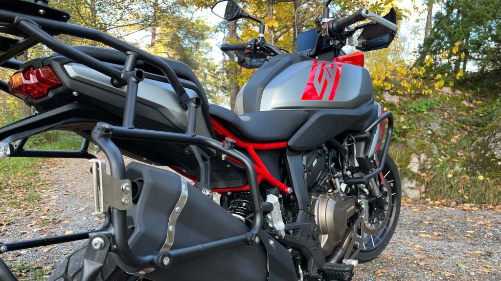 Lydpotten-til-QJMotor-SRT-600SX-et-fra-siden