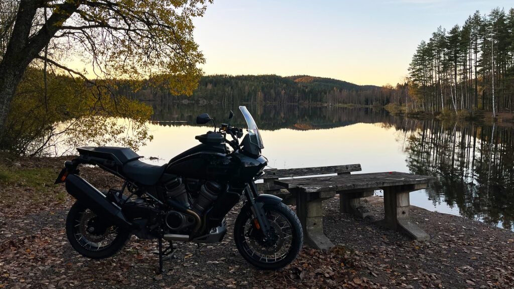 Motorsykkelen-Harley-Davidson-i-solnedgang