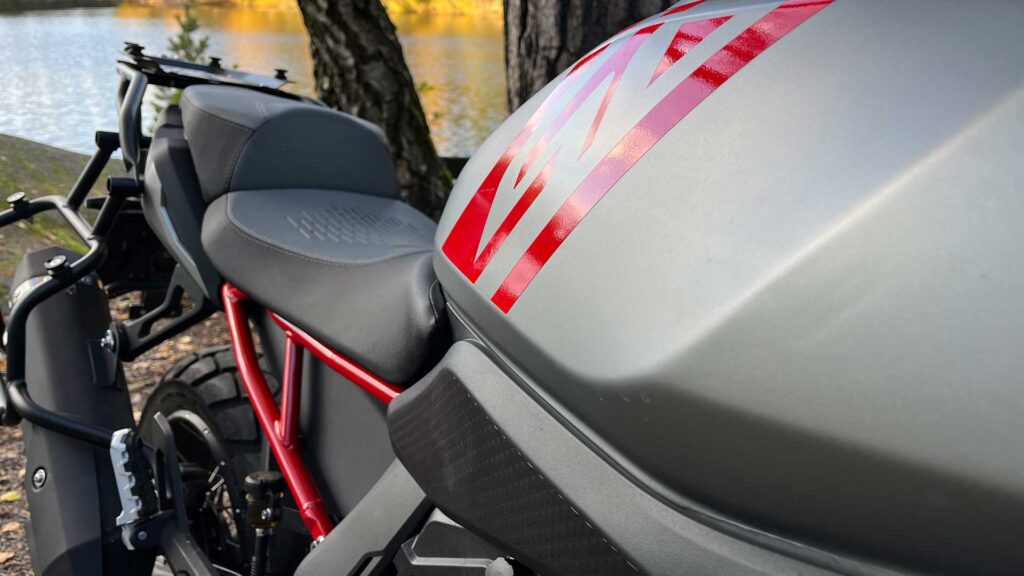 Nærbilde-av-setet-og-lydpotten-til-QJMotor