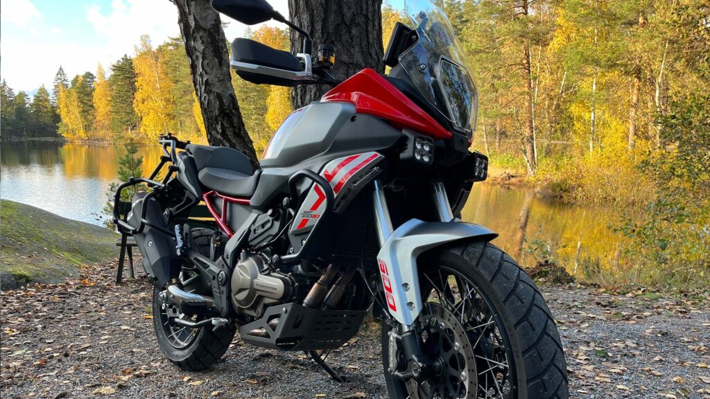 QJMotor-SRT-600SX-fra-siden-ved-et-vann