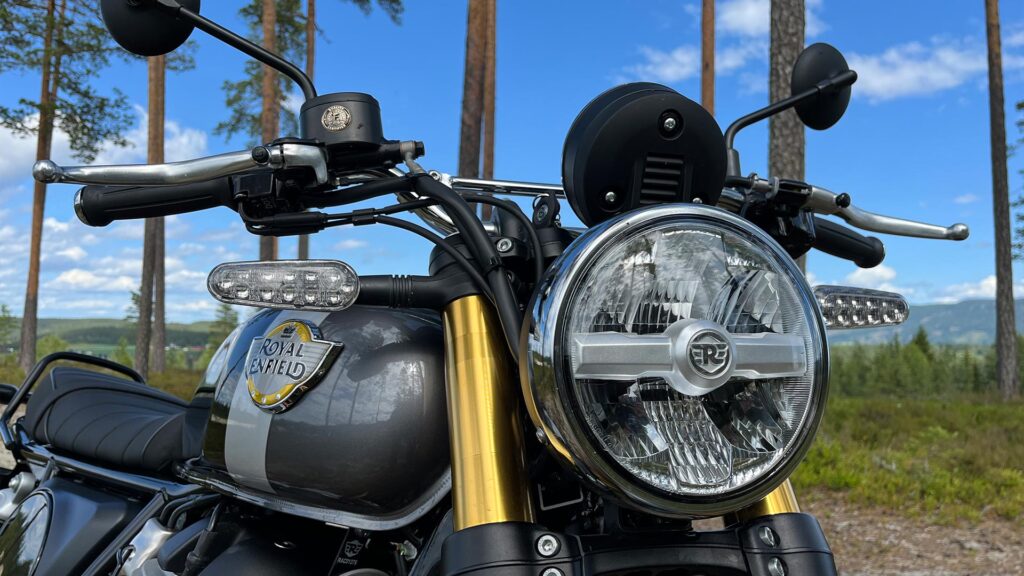 Detalj-av-frontlykt-til-Bear-650