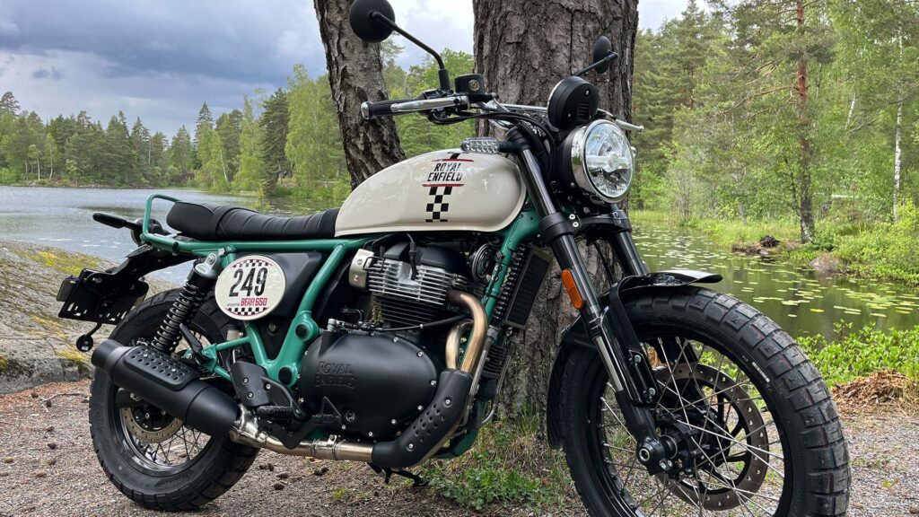 Royal-Enfield-Motorsykkel-i-skogen