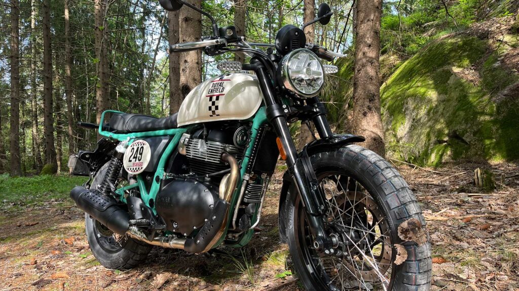 Royal-Enfield-i-skogen-sett-fra-siden
