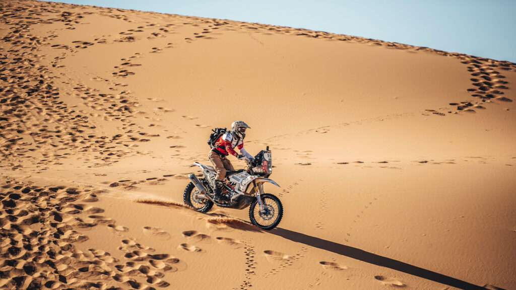 The-Girl-On-A-Bike-i-MC-løp-på-sandbank