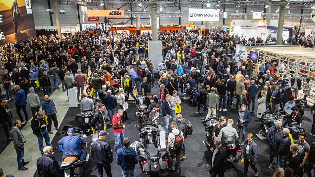 Besøkende på mc-messen for annonser