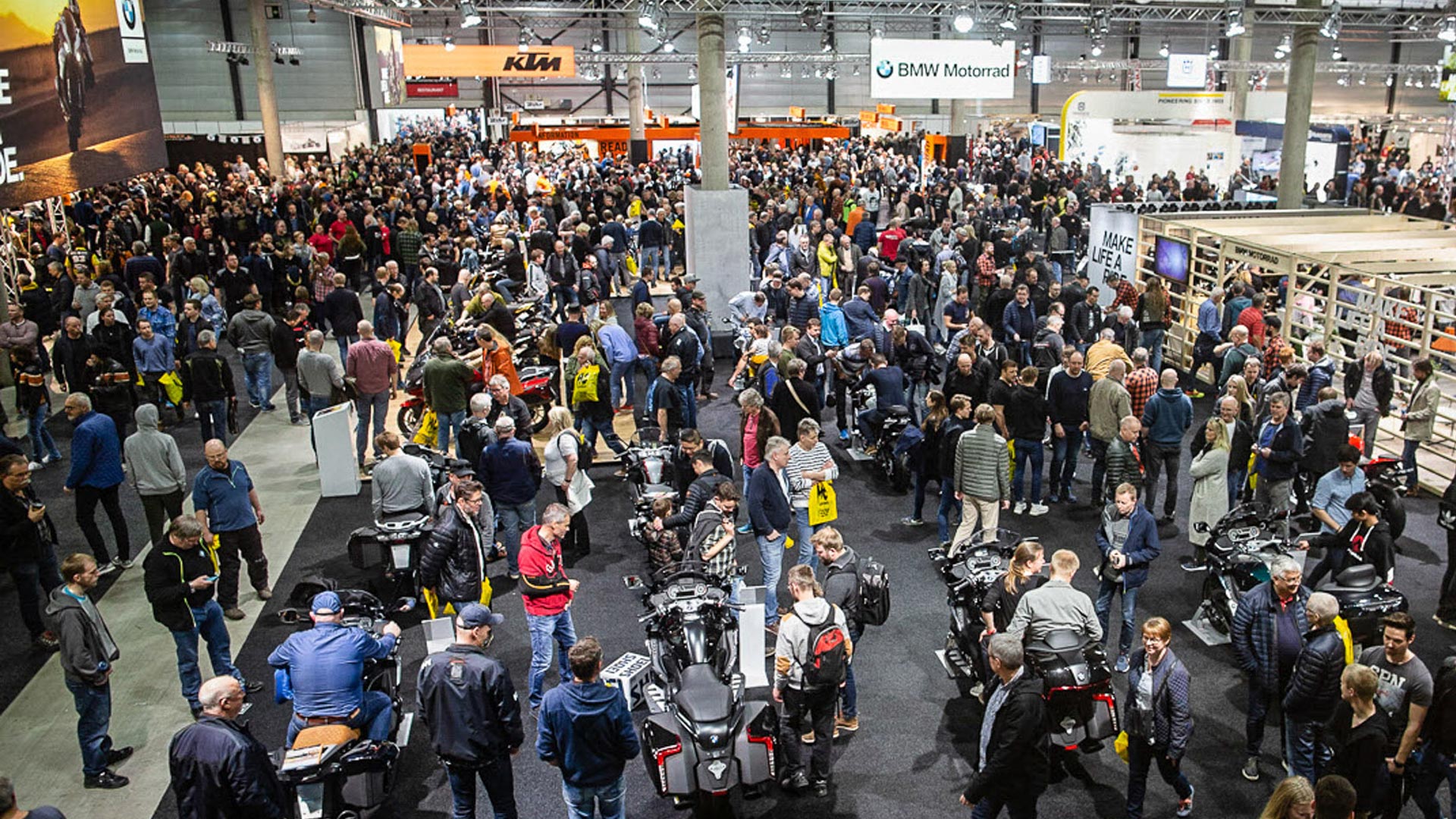 Besøkende på mc-messen for annonser