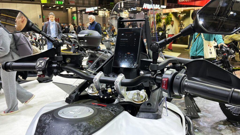 Panel-og-styret-til-Voge-ds800X-Rally