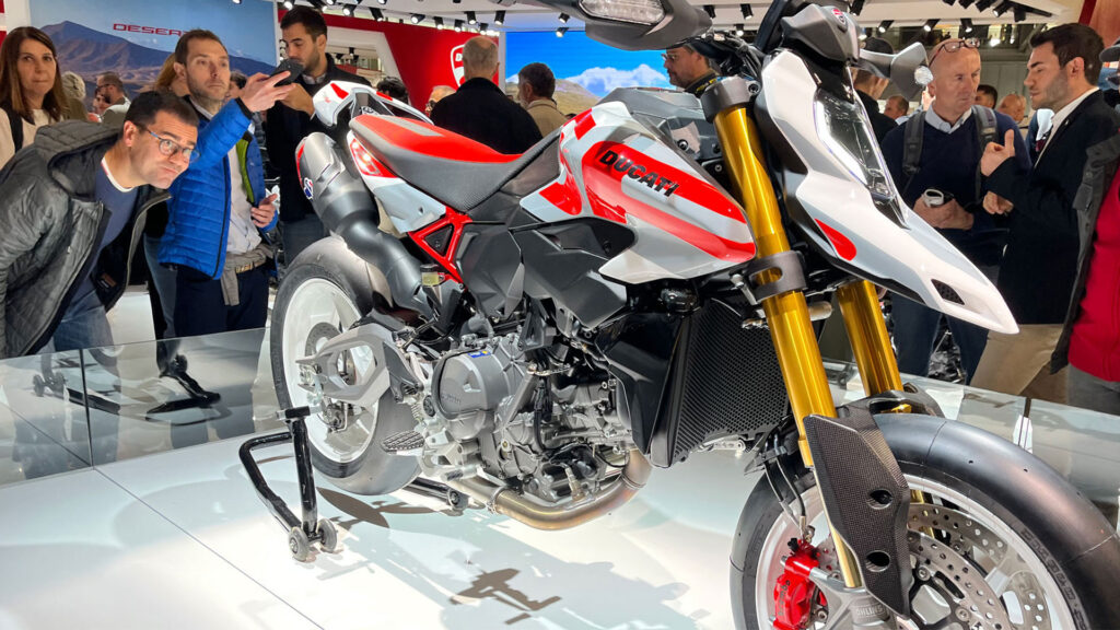 Ducati-Hypermotard-V2-på-messe