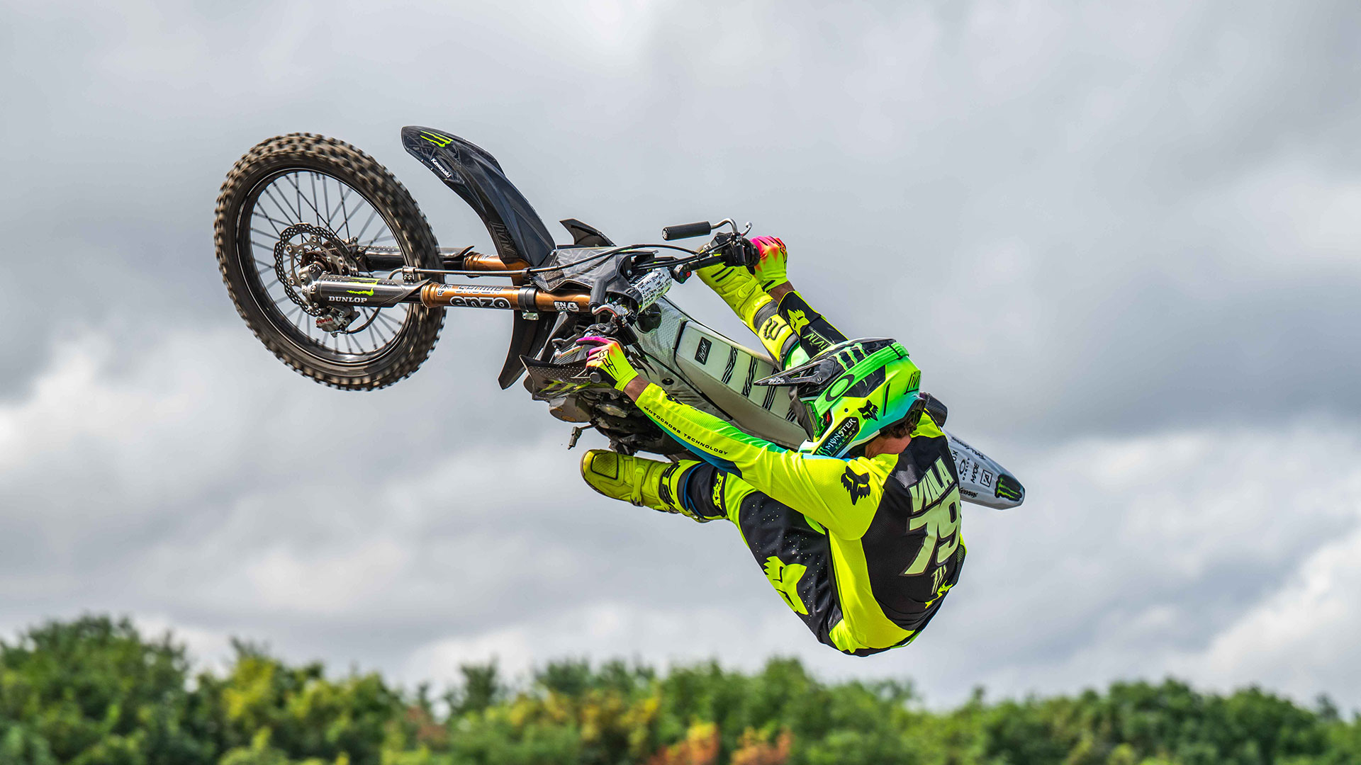 En-utøver-i-lufta-på-et-rått-MC-show