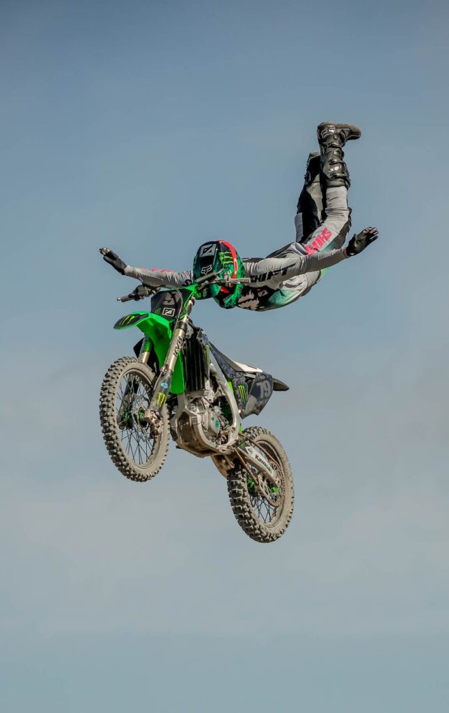 Rått MC-show-med-motorsykkelakrobatikk