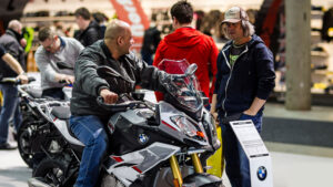 Publikum som prøver motorsykler på MC-messen
