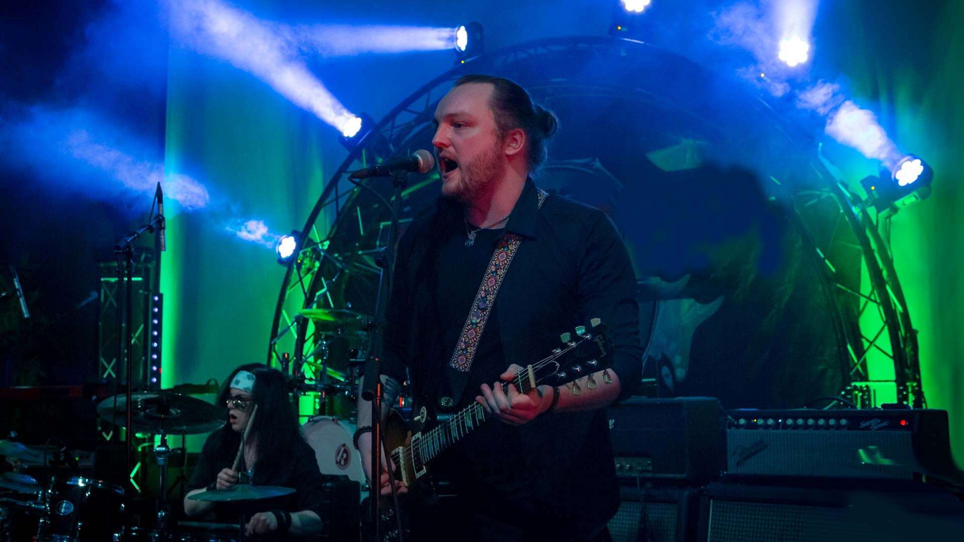 After-party-med-sanger-på-scenen