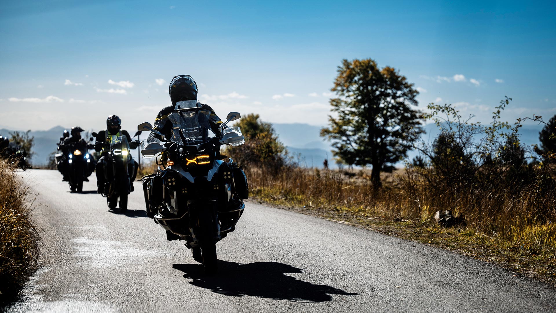 Flere-motorsykler-på-Adventure-tur