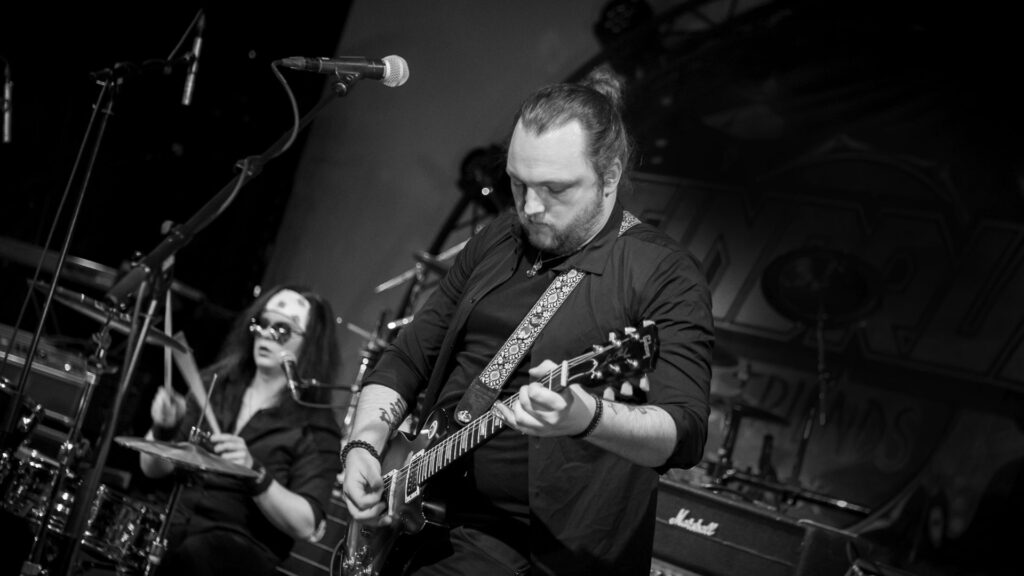 To-musikere-fra-The-riot-boots-på-scenen