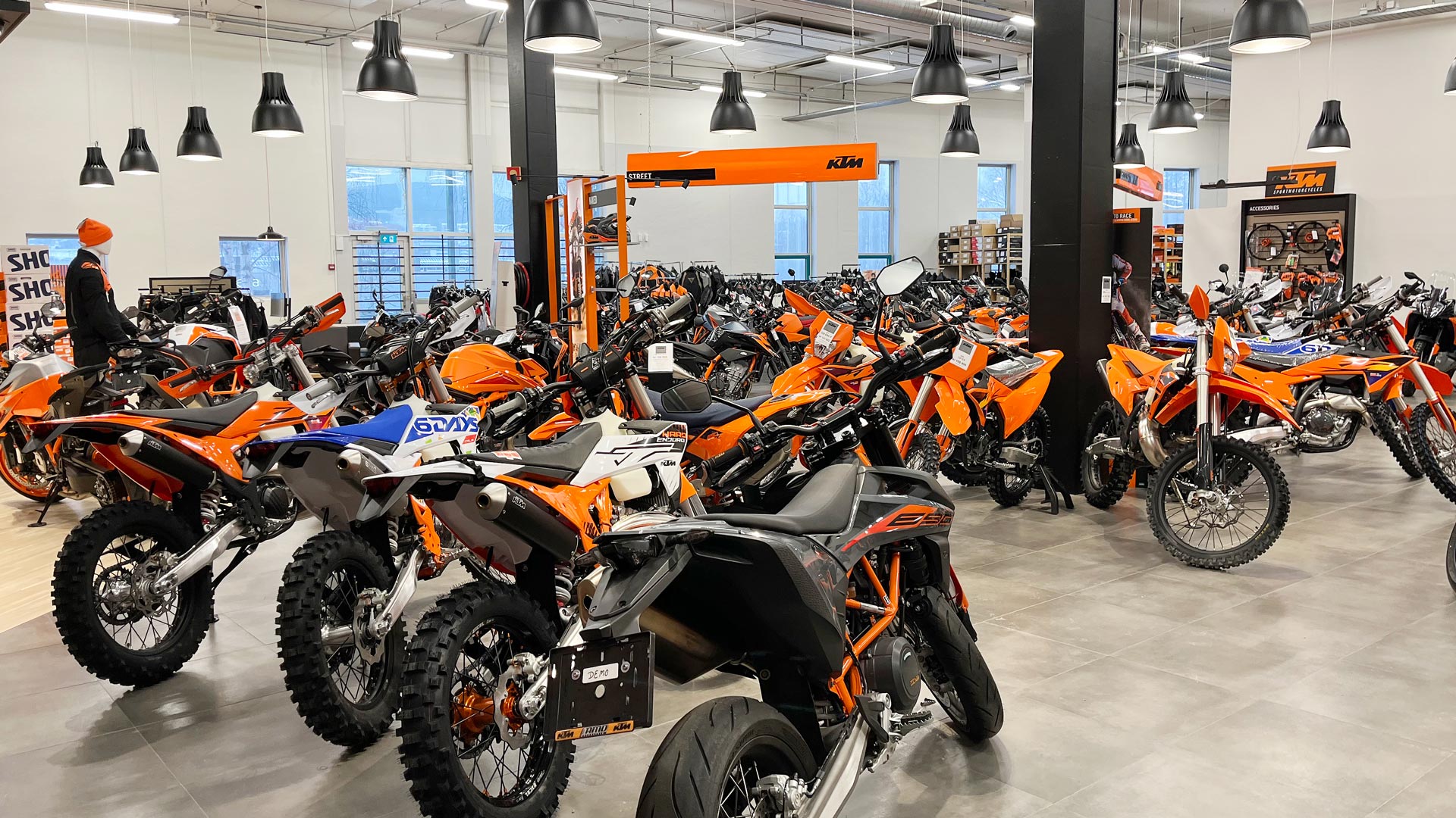 Utstilling-av-modellene-til-KTM