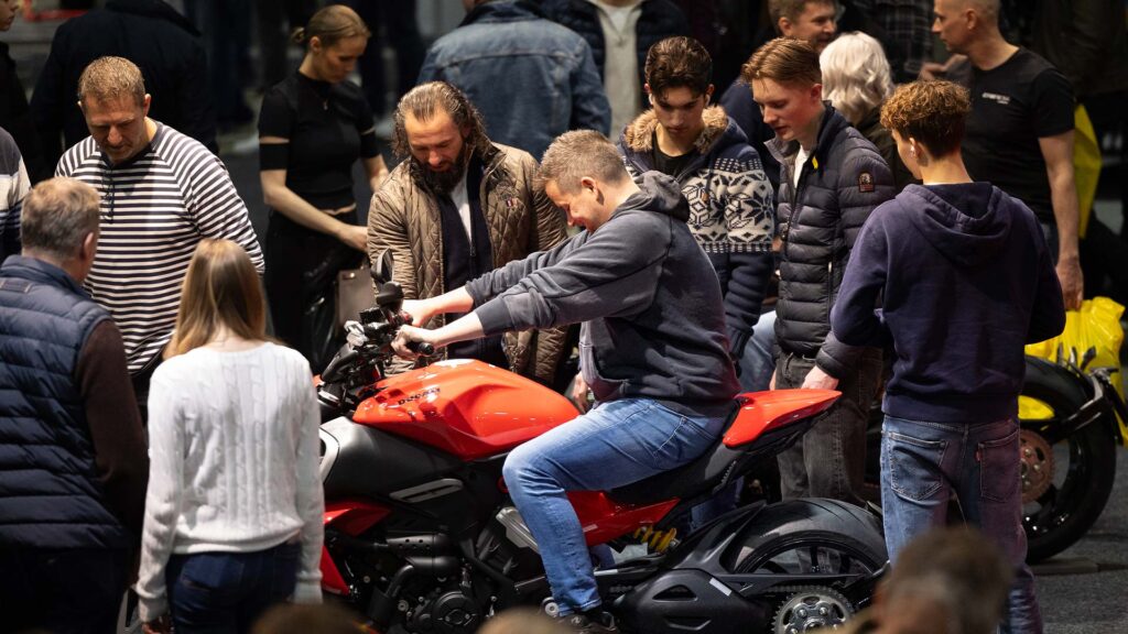 En-som-tester-motorsykkel