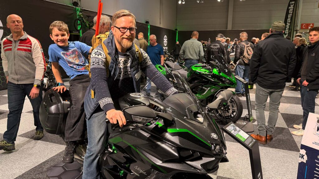 Far-og-sønn-tester-motorsykkel