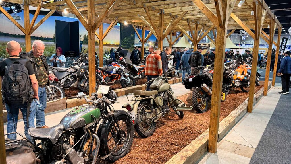 Motorsykler-og-besøkende-på-MC-messen