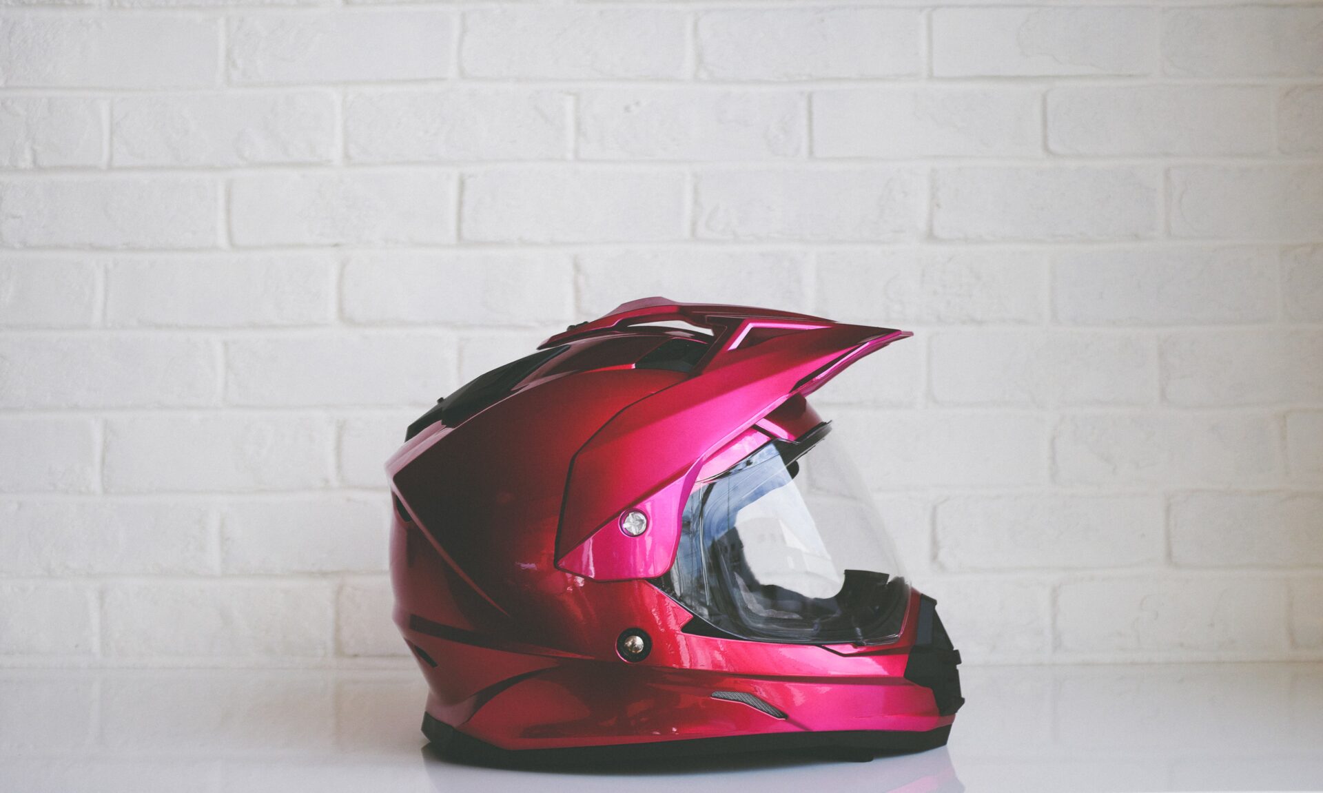 Bilde av en rosa motorsykkelhjelm. Viktig å ha godt utstyr når man skal ta motorsykkellappen.